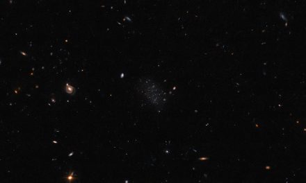 Lo sguardo di Hubble su una galassia invisibile o quasi