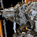Astronauti sistemano un pannello solare ‘a spinte’