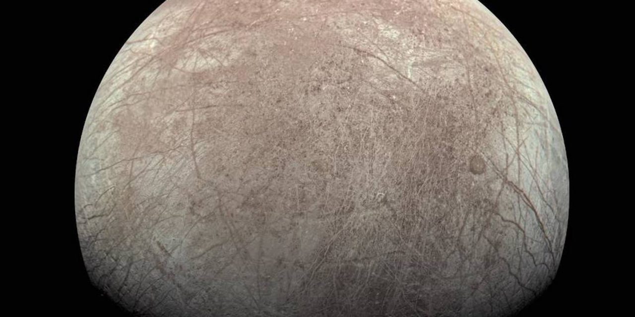 Il guscio ghiacciato di Europa è spinto dalle correnti oceaniche