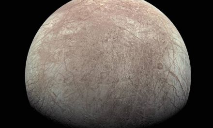 Il guscio ghiacciato di Europa è spinto dalle correnti oceaniche