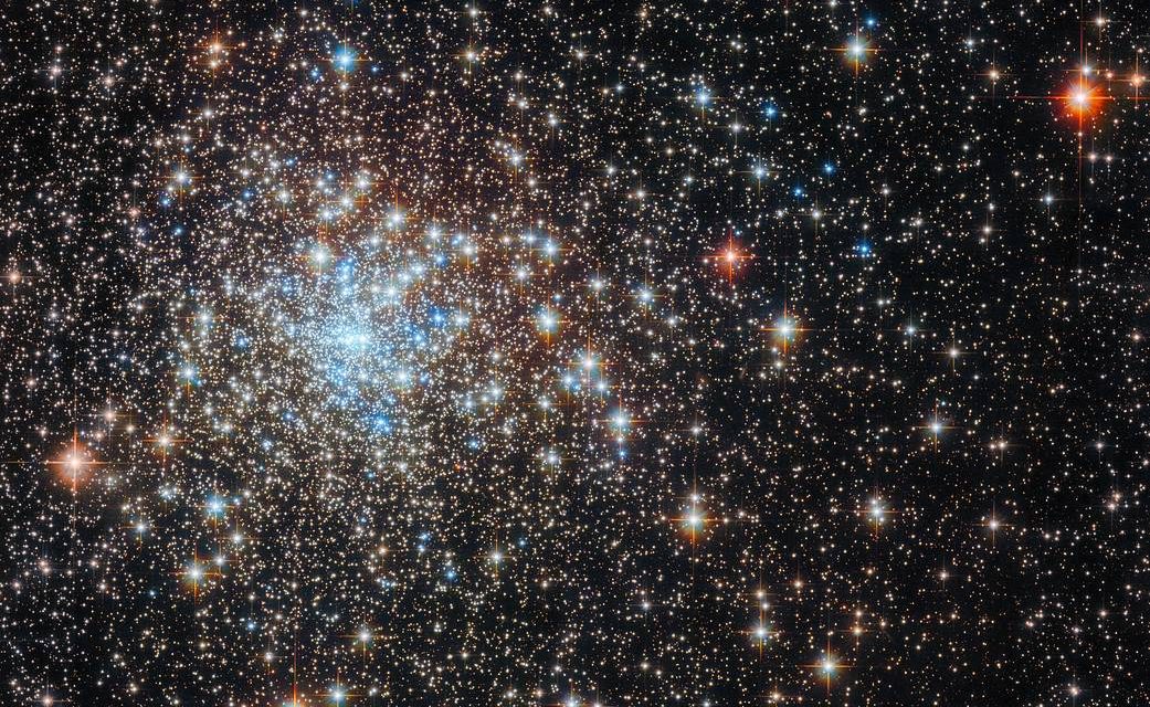 Hubble cerca il ‘mostro’ in un ammasso stellare scintillante