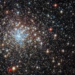 Hubble cerca il ‘mostro’ in un ammasso stellare scintillante