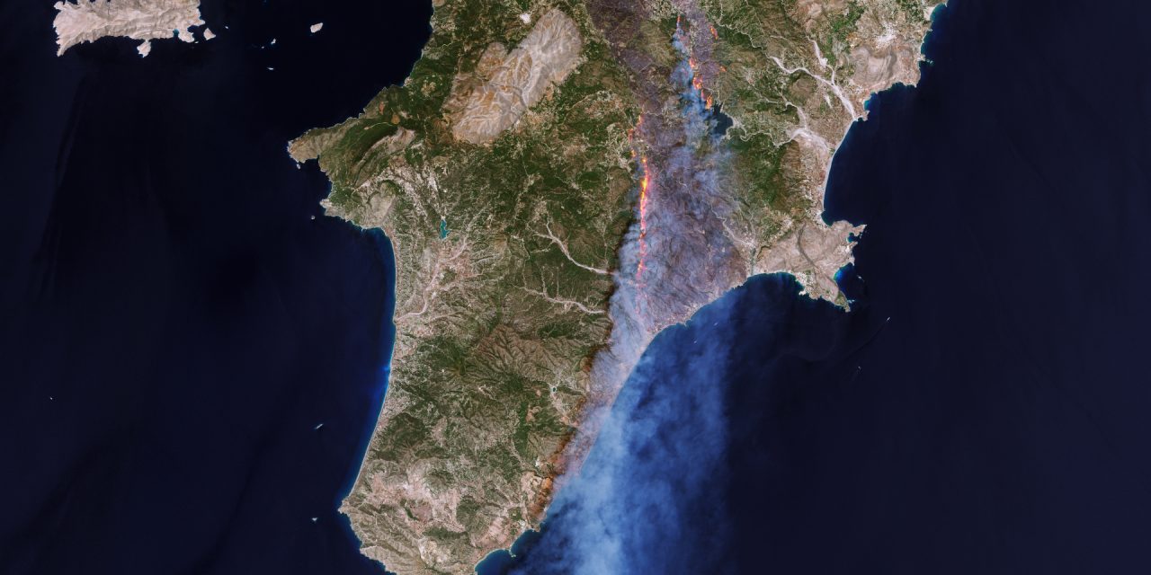 Rodi brucia sotto gli occhi dei satelliti europei