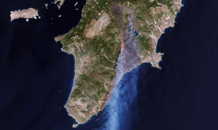 Rodi brucia sotto gli occhi dei satelliti europei
