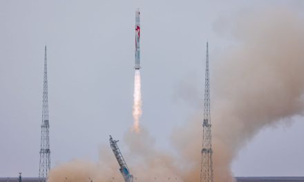 La Cina lancia il primo razzo a metano