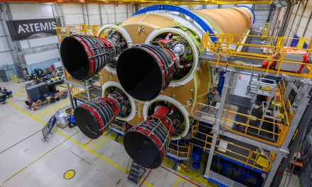 Artemis II, collocati i 4 potenti motori sullo Space Launch System