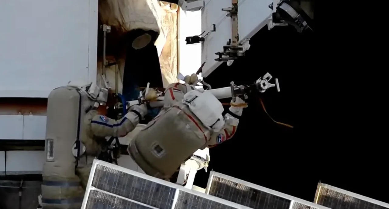 Iss, luce verde per la passeggiata spaziale