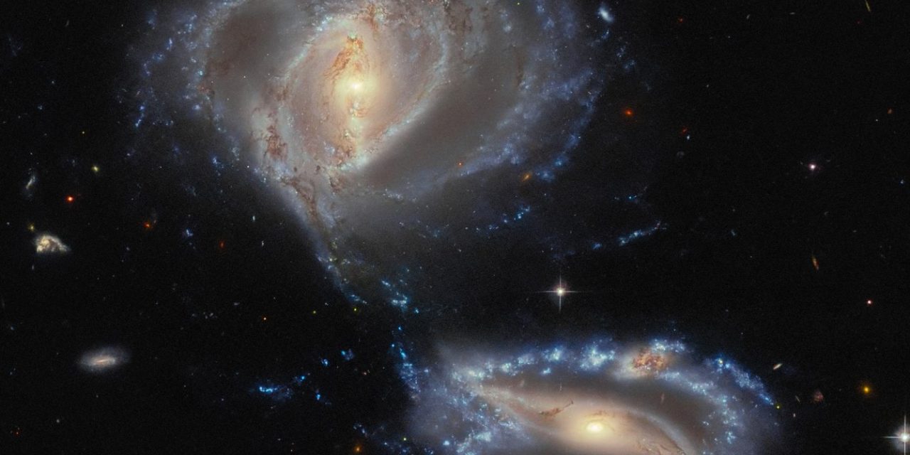 Un trio galattico ‘danzante’