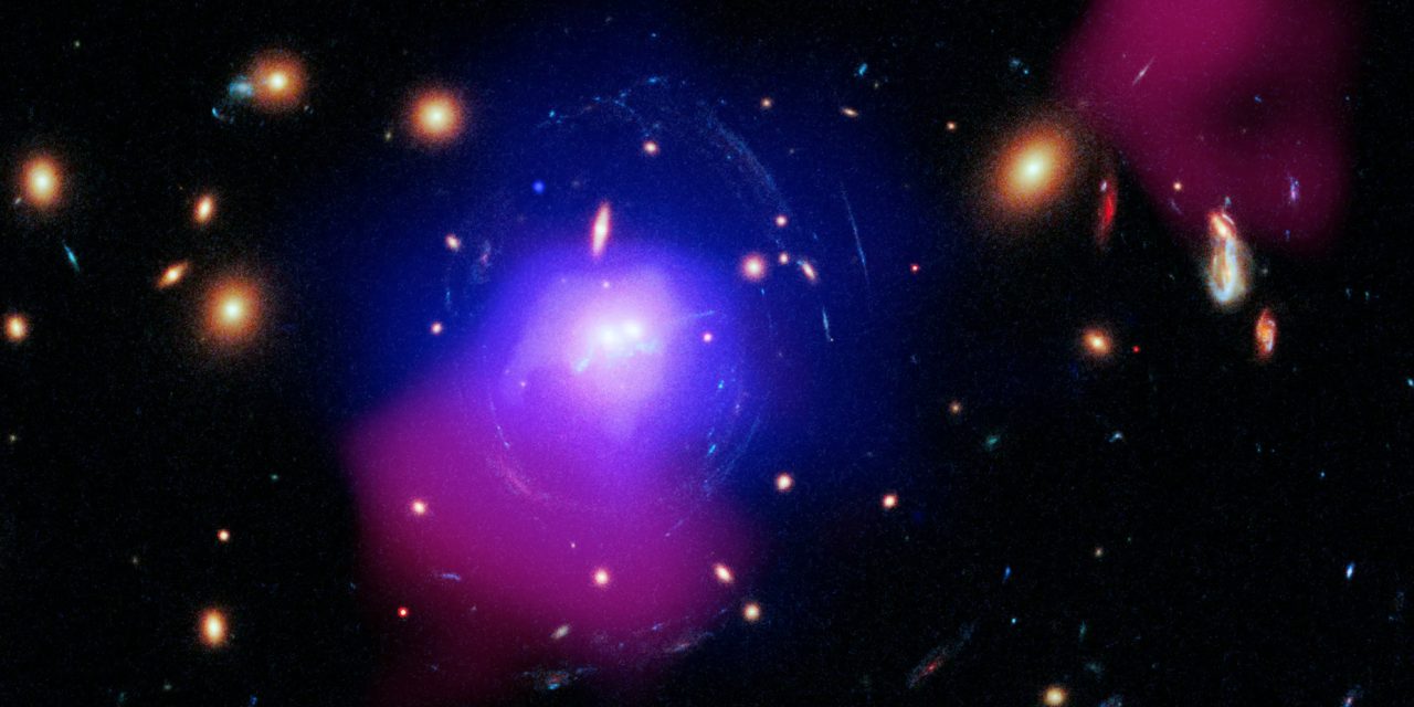 Un ‘filo di perle’ galattiche create da un buco nero
