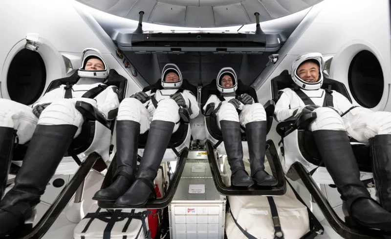 Il cosmonauta di Roscosmos Konstantin Borisov, lÔÇÖastronauta di Esa Andreas Mogensen, lÔÇÖastronauta di Nasa Jasmin Moghbeli e lÔÇÖastronauta di Jaxa Satoshi Furukawa visti a bordo della navicella Crew Dragon poco dopo lo splashdown.