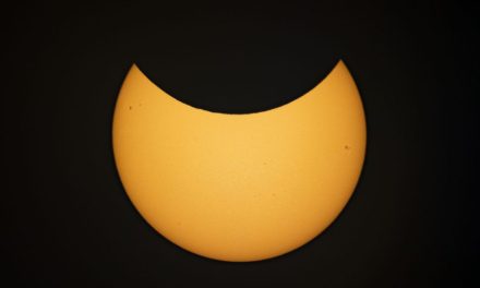 Occhi puntati al cielo per l’eclissi solare