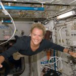 Perché gli astronauti fluttuano sulla Stazione Spaziale nonostante la gravità?