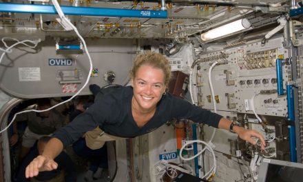 Perché gli astronauti fluttuano sulla Stazione Spaziale nonostante la gravità?