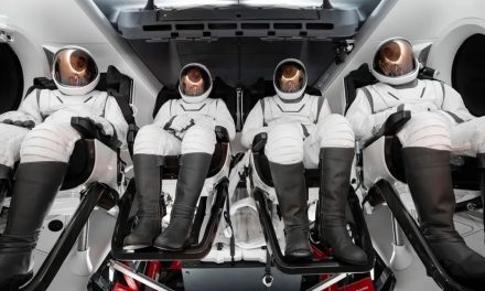 SpaceX presenta le nuove tute per le passeggiate spaziali