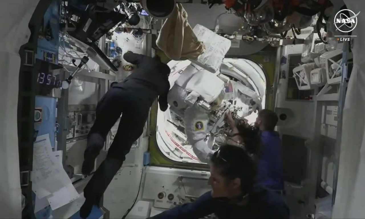 Iss, passeggiata spaziale interrotta per una perdita