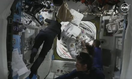 Iss, passeggiata spaziale interrotta per una perdita