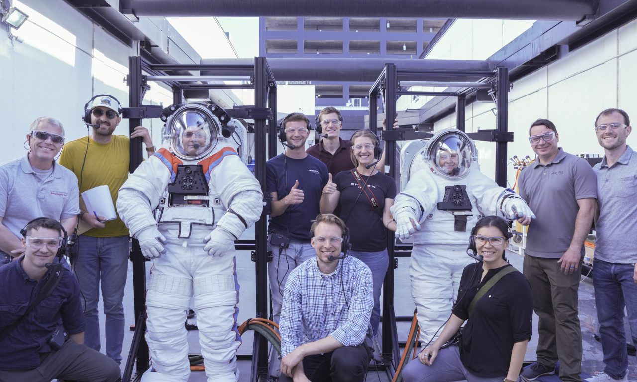 Artemis 3, gli astronauti provano le nuove tute