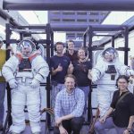 Artemis 3, gli astronauti provano le nuove tute
