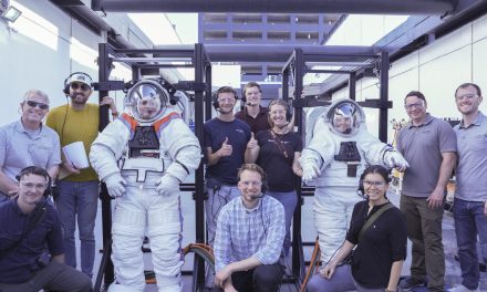 Artemis 3, gli astronauti provano le nuove tute