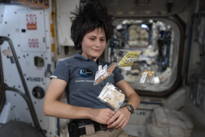Samantha Cristoforetti, astronauta Esa, si prepara per il suo pranzo spaziale. Crediti: Esa 