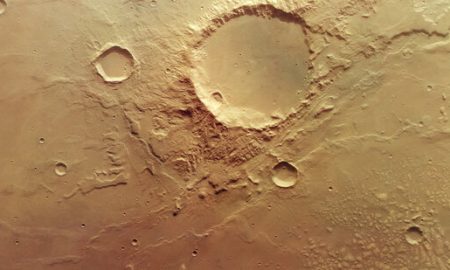 Resti di uno specchio d'acqua dal più grande lago di Marte