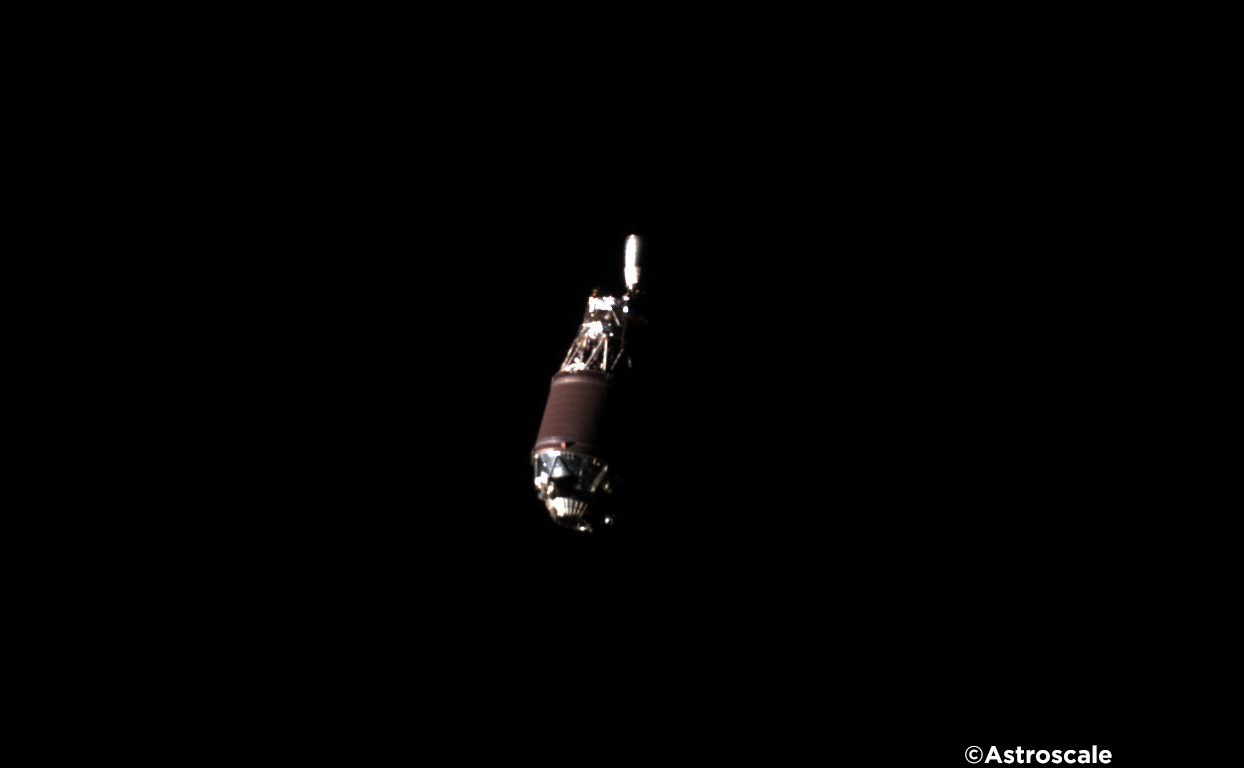 Rottame spaziale in orbita filmato a distanza ravvicinata