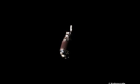 Rottame spaziale in orbita filmato a distanza ravvicinata