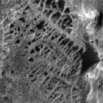 Curiosity osserva una singolare formazione su Marte