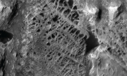 Curiosity osserva una singolare formazione su Marte