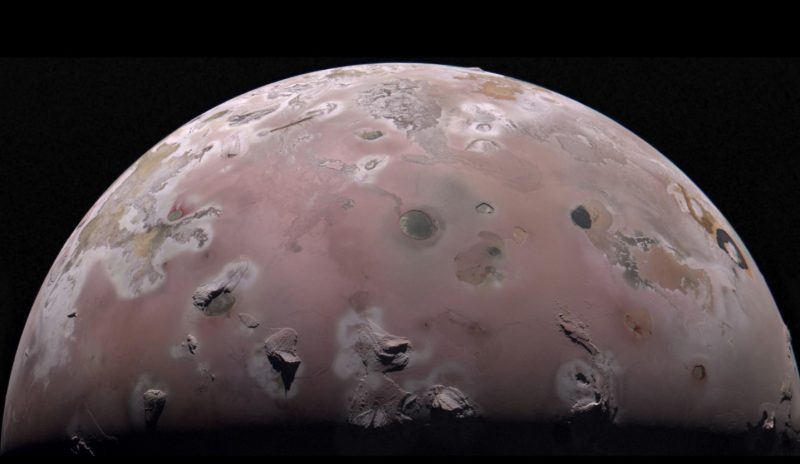 La luna Io vista da Juno