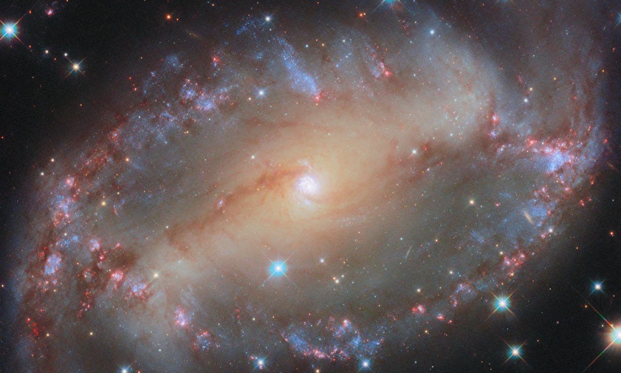 Hubble cattura una galassia a forma di occhio