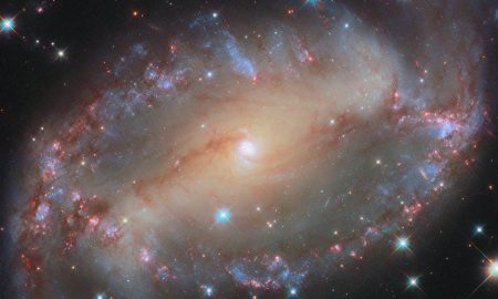 Hubble cattura una galassia a forma di occhio