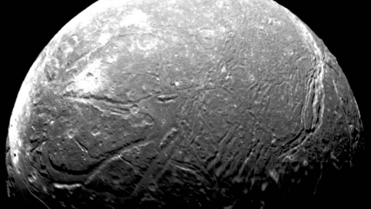 Gli enigmatici solchi di Ariel