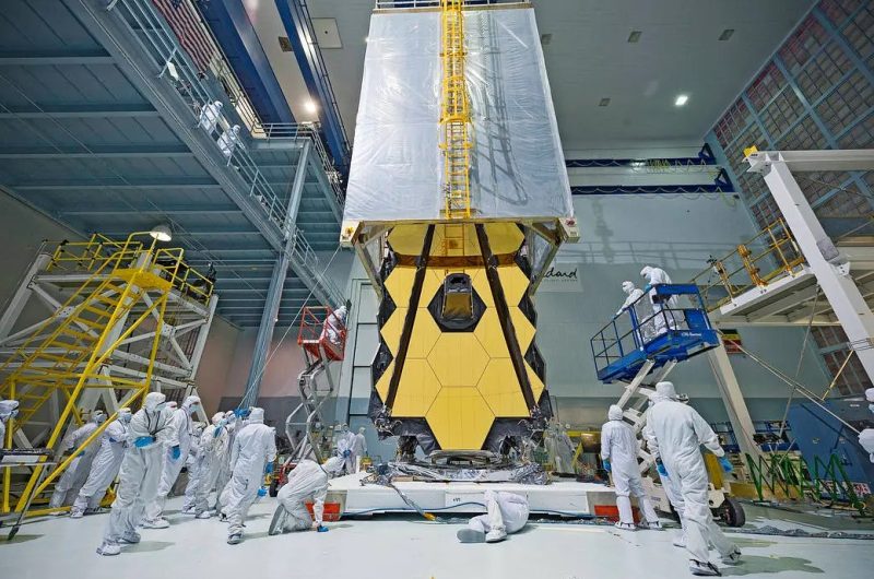 Il telescopio Webb in camera pulita