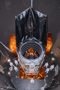 una metà dell’osservatorio Nancy Grace Roman all’interno di una camera termica presso il Goddard Space Flight Center della Nasa a Greenbelt, nel Maryland, per i test ambientali.