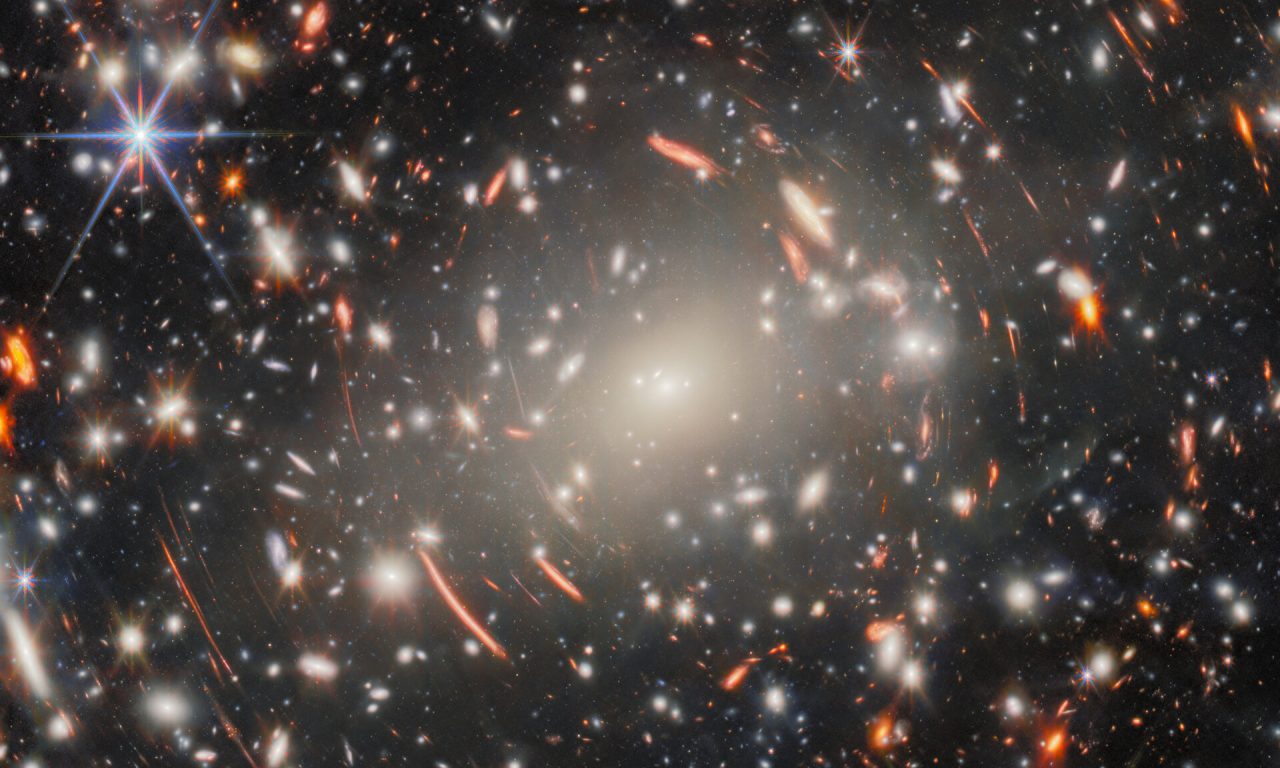 Da una lente cosmica alle prime luci dell’universo