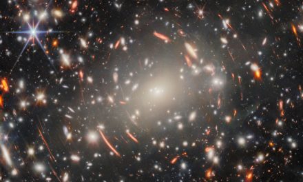 Da una lente cosmica alle prime luci dell’universo