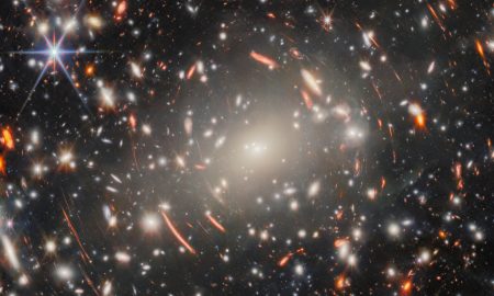 Da una lente cosmica alle prime luci dell’universo
