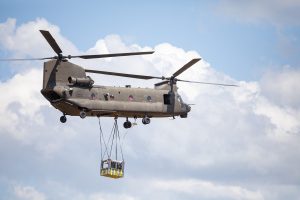 L'elicottero Ch-47 della Difesa italiana mentre trasporta un modulo per il test