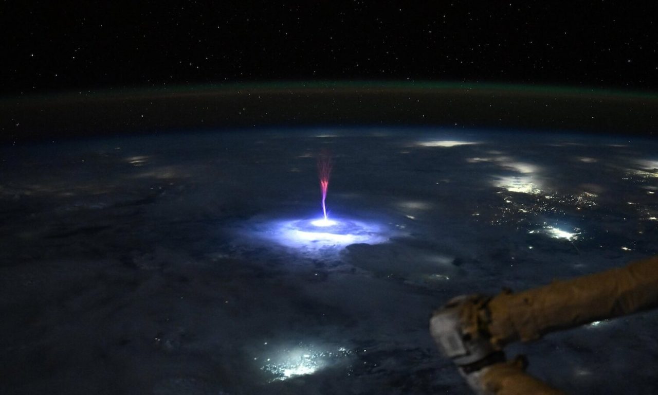 Un gigante ‘spiritello rosso’ ammirato dalla Iss