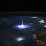 Un gigante ‘spiritello rosso’ ammirato dalla Iss