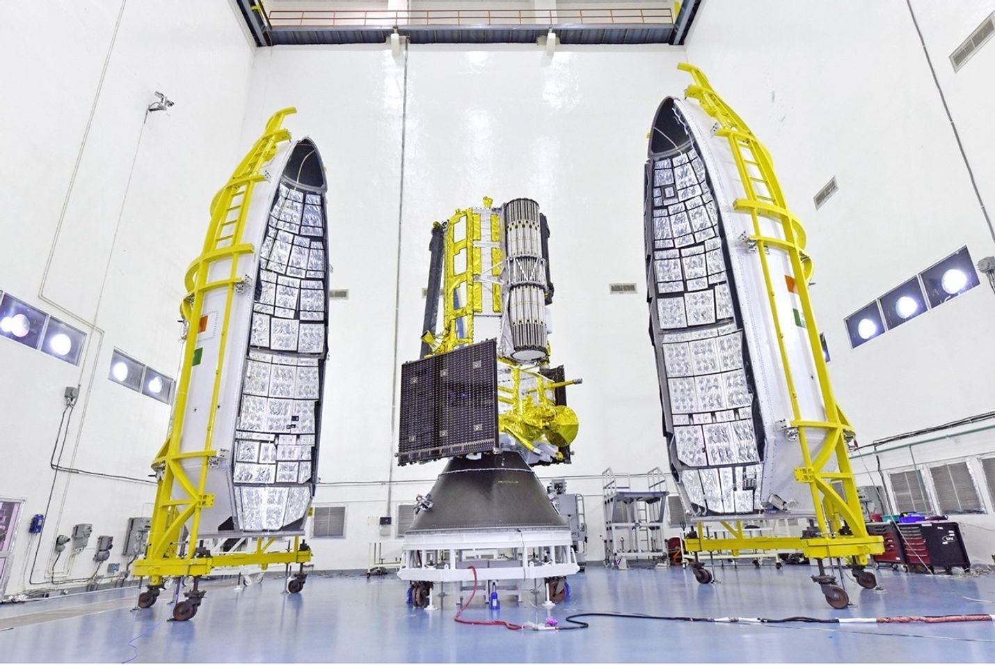 Il satellite prima di essere collocato nel lanciatore