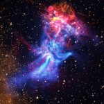 Una nebulosa a forma di mano interagisce con una supernova