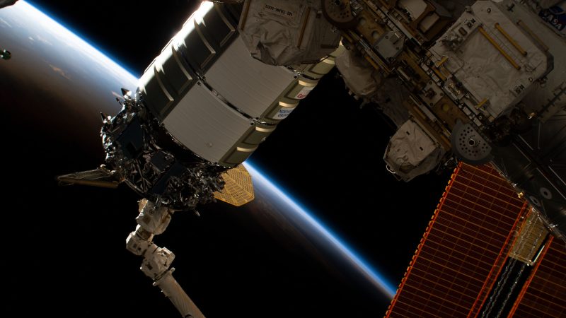 Novembre 2022, il cargo Cygnus viene agganciato al modulo Unity guidato dal braccio Canadarm2 a cui è attaccato - Crediti: Nasa