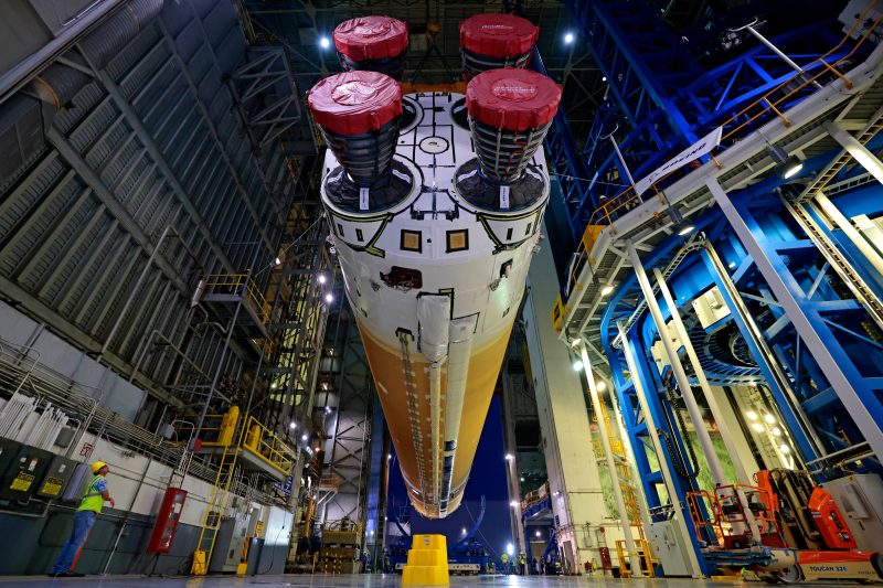 Il corpo centrale dell'SLS viene sollevato dai tecnici del Michoud Assembly Facility di New Orleans, dove è stato costruito, per essere trasportato al Kennedy Space Center(Crediti: Nasa/Michael DeMocker)
