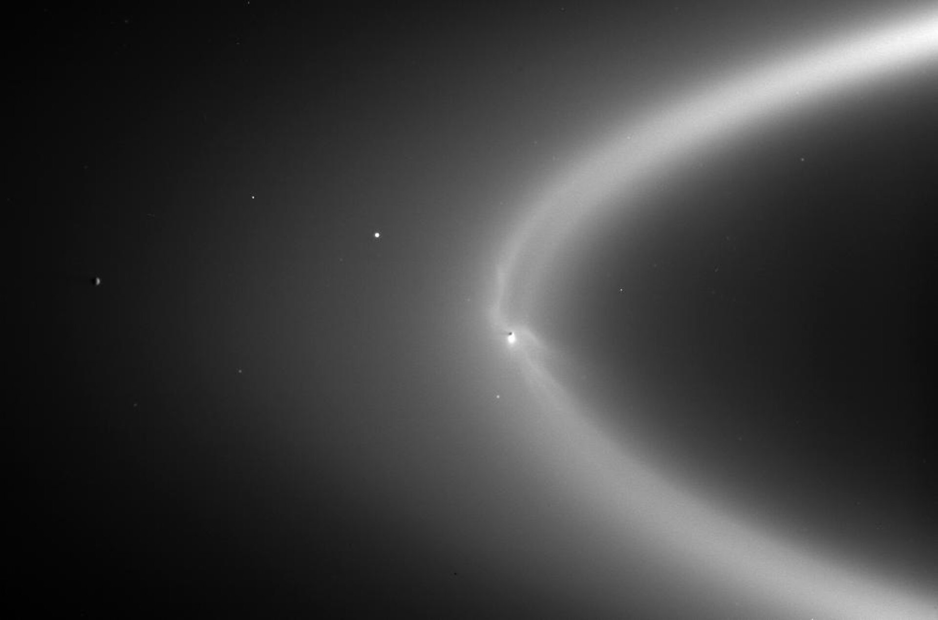 La luna Encelado orbita all'interno dell'anello E