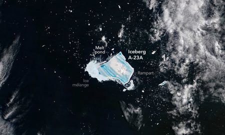 Un iceberg in blu