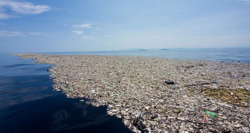 Rifiuti galleggianti della 'Pacific Trash Vortex', un'immensa isola di rifiuti, quasi esclusivamente plastiche, situata nel centro nord del Pacifico. E' immensa, più estesa della Francia e rappresenta un pericolo sia per gli ecosistemi marini che per l'uomo(Crediti: Fondazione Ocean Cleanup)