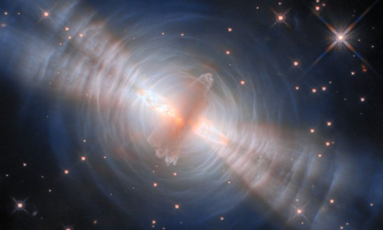Un ‘uovo’ scintillante per Hubble