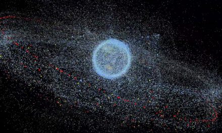 Il Sole accelera la caduta dei detriti spaziali